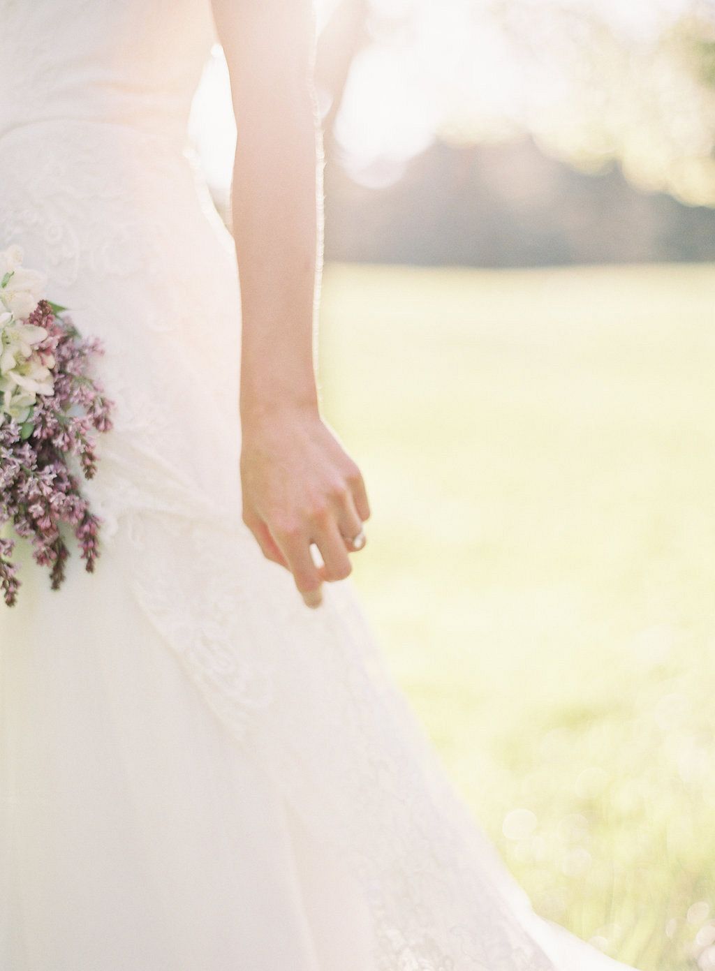 Pale lilac tones for a spring bridal bouquet