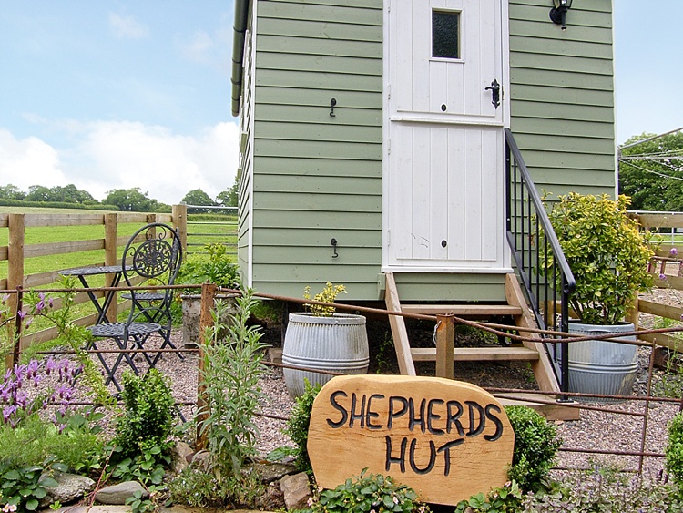 UK Minimoon Honeymoon Cottage Romantic Shepherds Hut