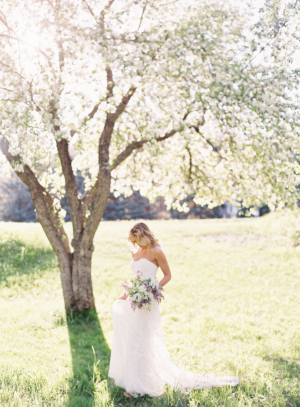 Pale lilac tones for a spring bridal bouquet